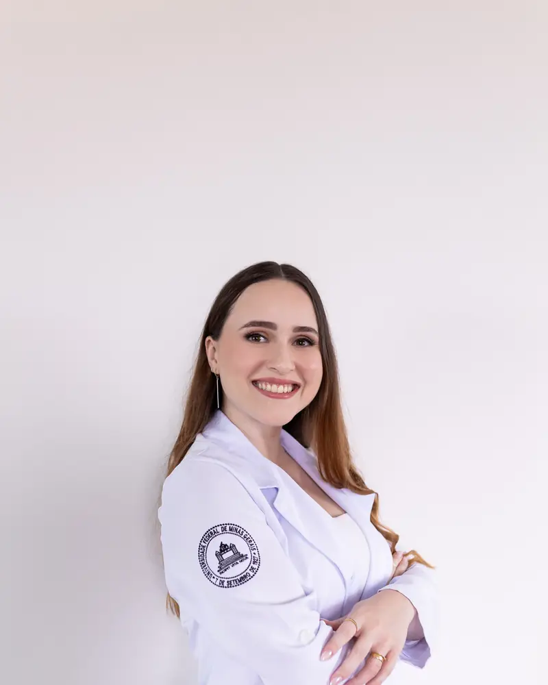 Eduarda, fisioterapeuta da equipe, de jaleco branco