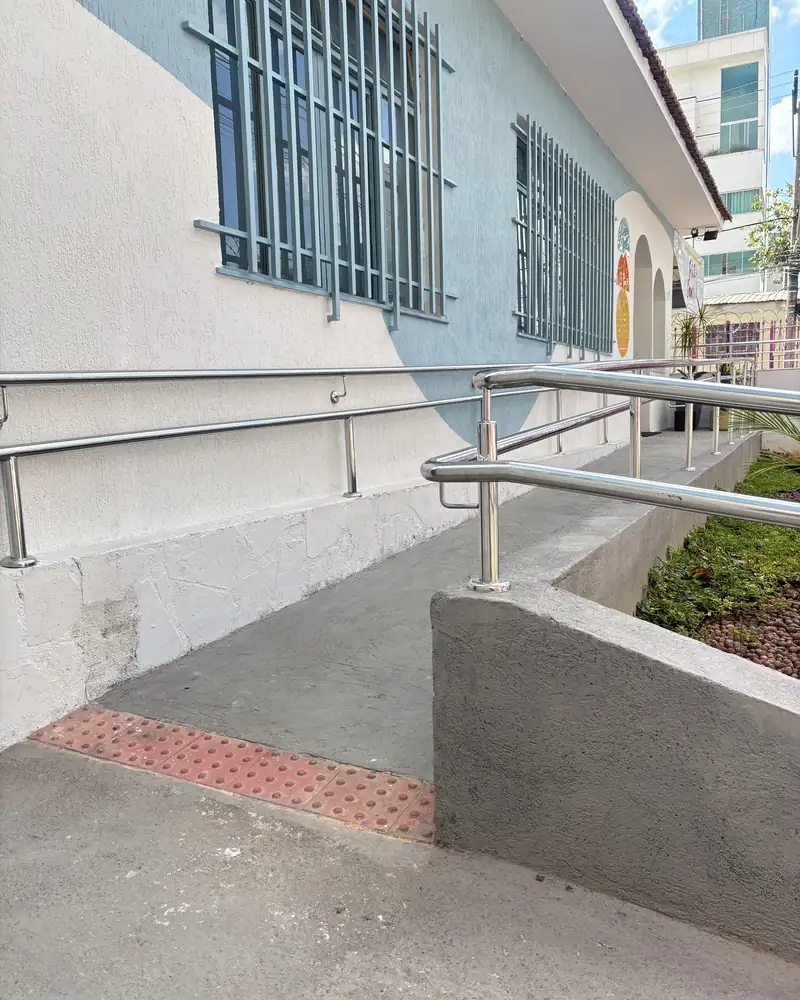 Entrada da clínica com rampa de acesso e corrimão