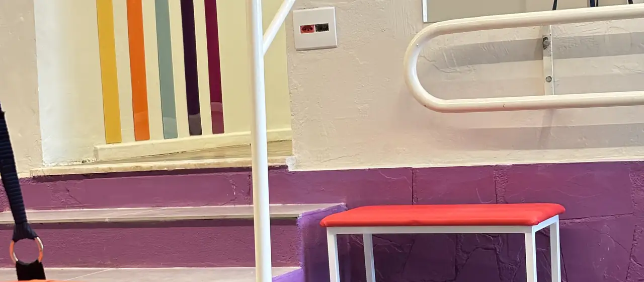Sala de fisioterapia com equipamentos para o trabalho motor
